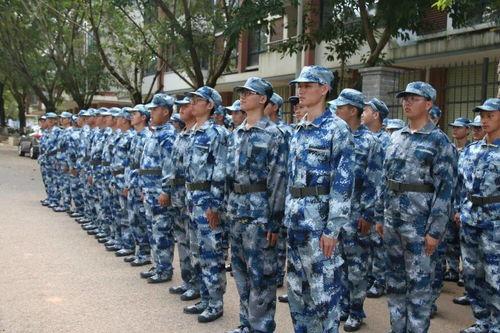 军训教练吃瓜,揭秘军营里的趣味瞬间  第1张