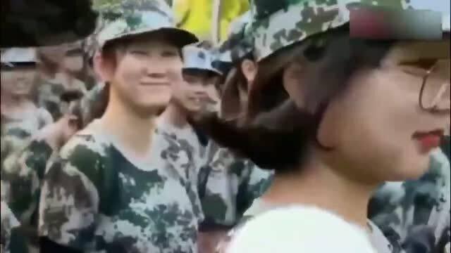 军训教练吃瓜,揭秘军营里的趣味瞬间  第2张