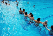 水上乐园美女吃瓜,美食诱惑尽享欢乐时光  第1张