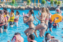 水上乐园美女吃瓜,美食诱惑尽享欢乐时光  第2张