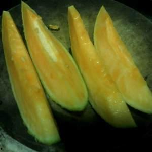 哈密瓜吃瓜皮吗怎么吃,哈密瓜皮也能吃？教你正确美味吃法  第3张