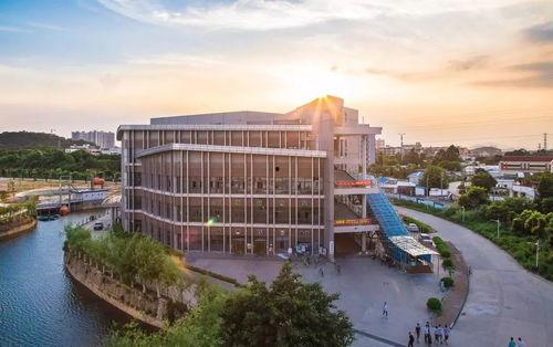 广州航海学院吃瓜,揭秘校园热点背后的真相  第1张