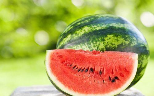 楼梯里吃瓜图,捕捉日常生活中的趣味瞬间 第2张 楼梯里吃瓜图,捕捉日常生活中的趣味瞬间 第2张