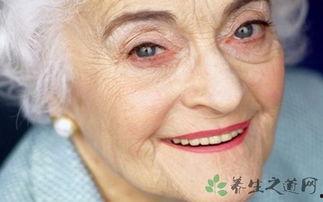 无牙老人吃瓜,享受夏日清凉时光  第1张