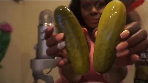 黑人大妈吃瓜,揭秘街头美食传奇  第1张